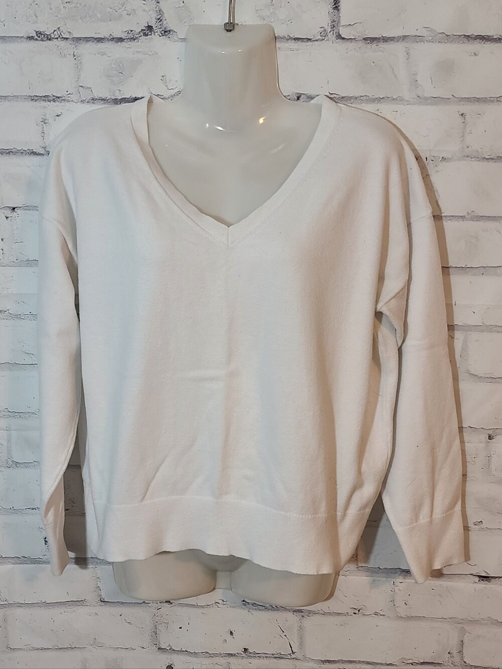 Old Navy Women's White Solid V-Neck Long Sleeve Knit Pullover Sweater S